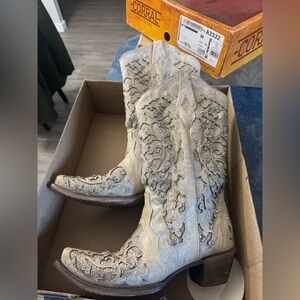 White corral boots size 91/2